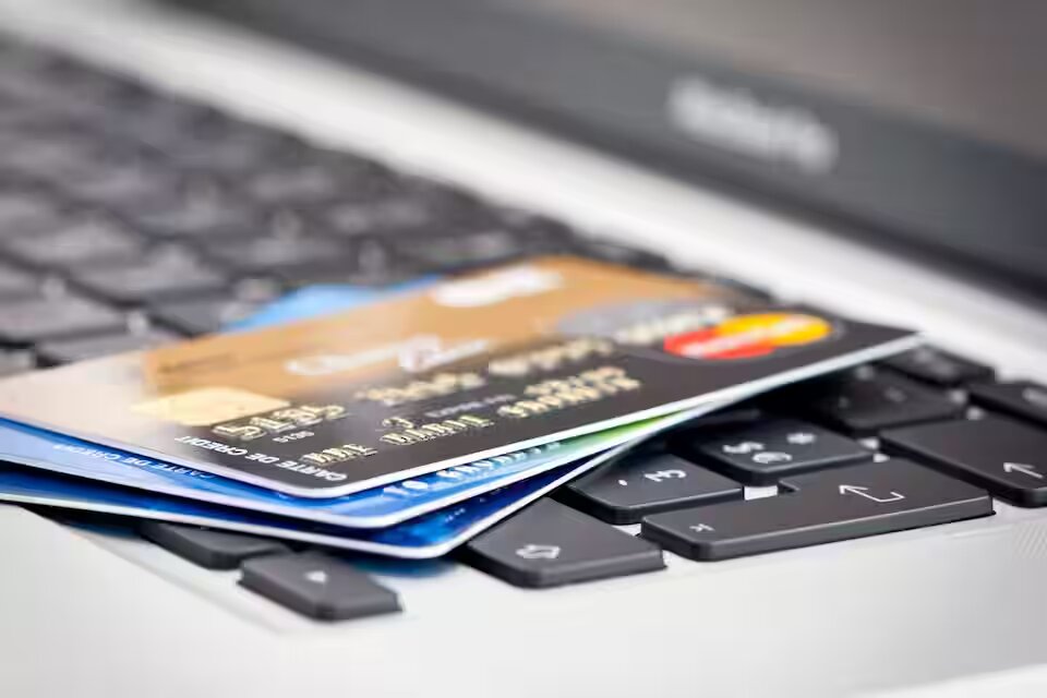 Cartes de crédit posées sur un clavier