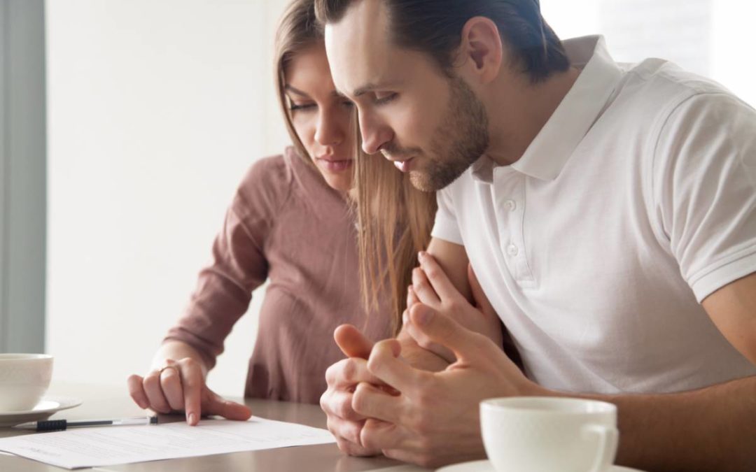 Couple qui étudient un prêt