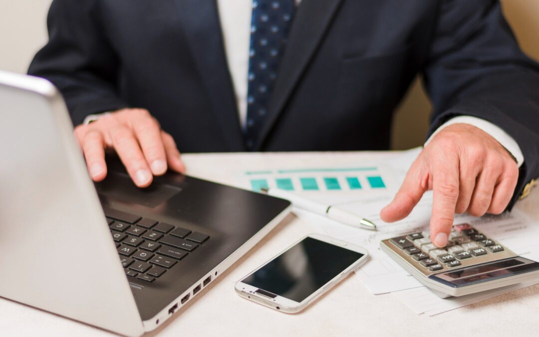 Homme d'affaires en utilisant la calculatrice