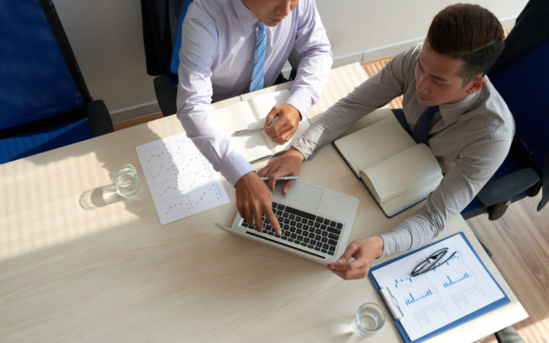 deux professionnels en chemise travaillant ensemble sur un bureau