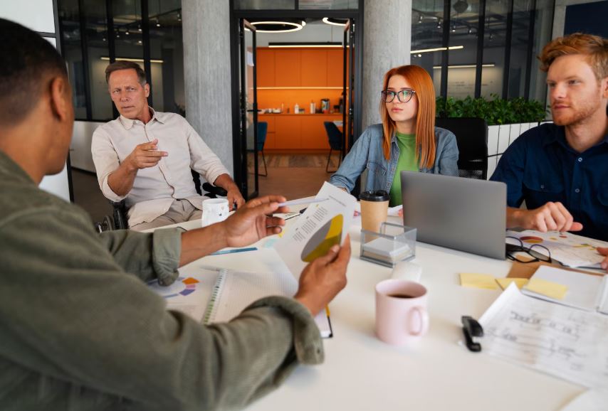 Un groupe de quatre consultants en gestion de patrimoine