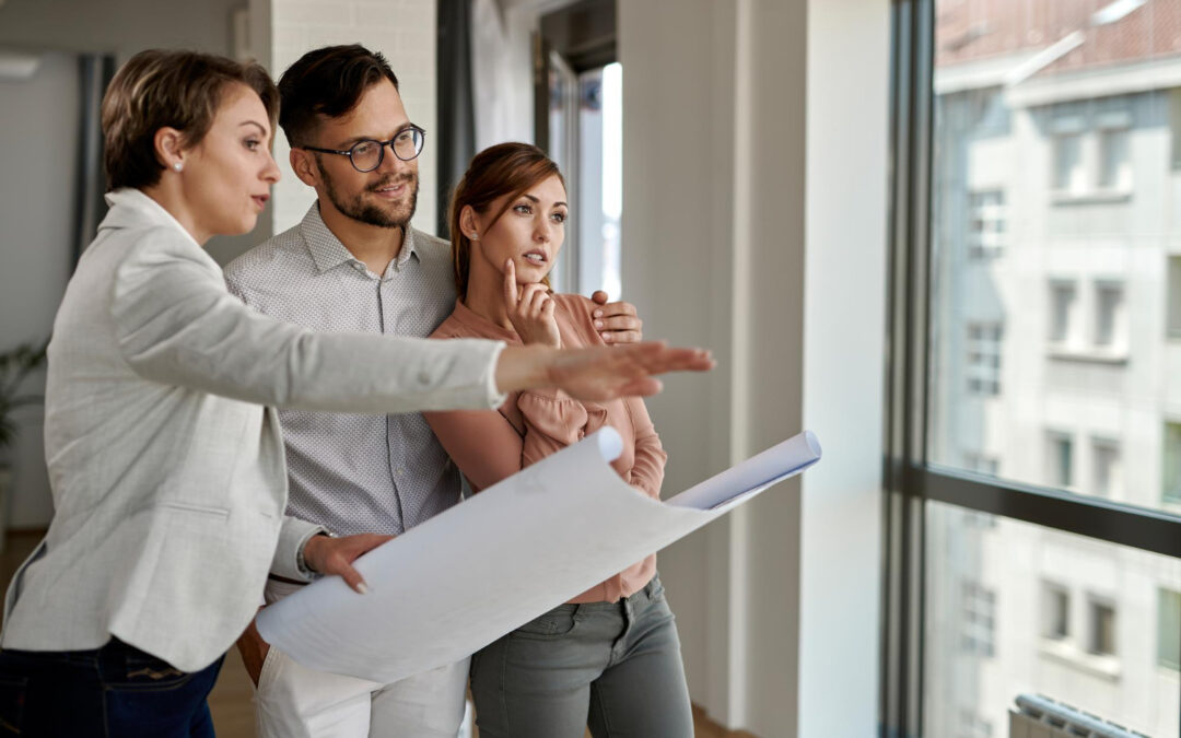 Conseillère présentant un projet à un couple avec un plan